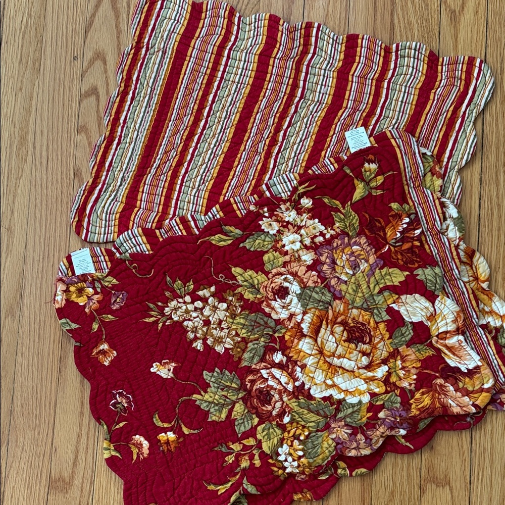 Reversible quilted cotton floral placemats with scalloped edges, set of 4, EUC